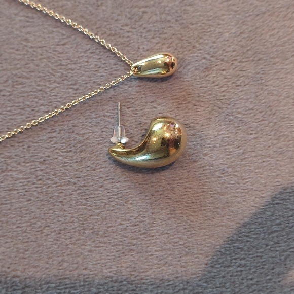 Elegant Gold Jewelry Set - Picture 3 of 3